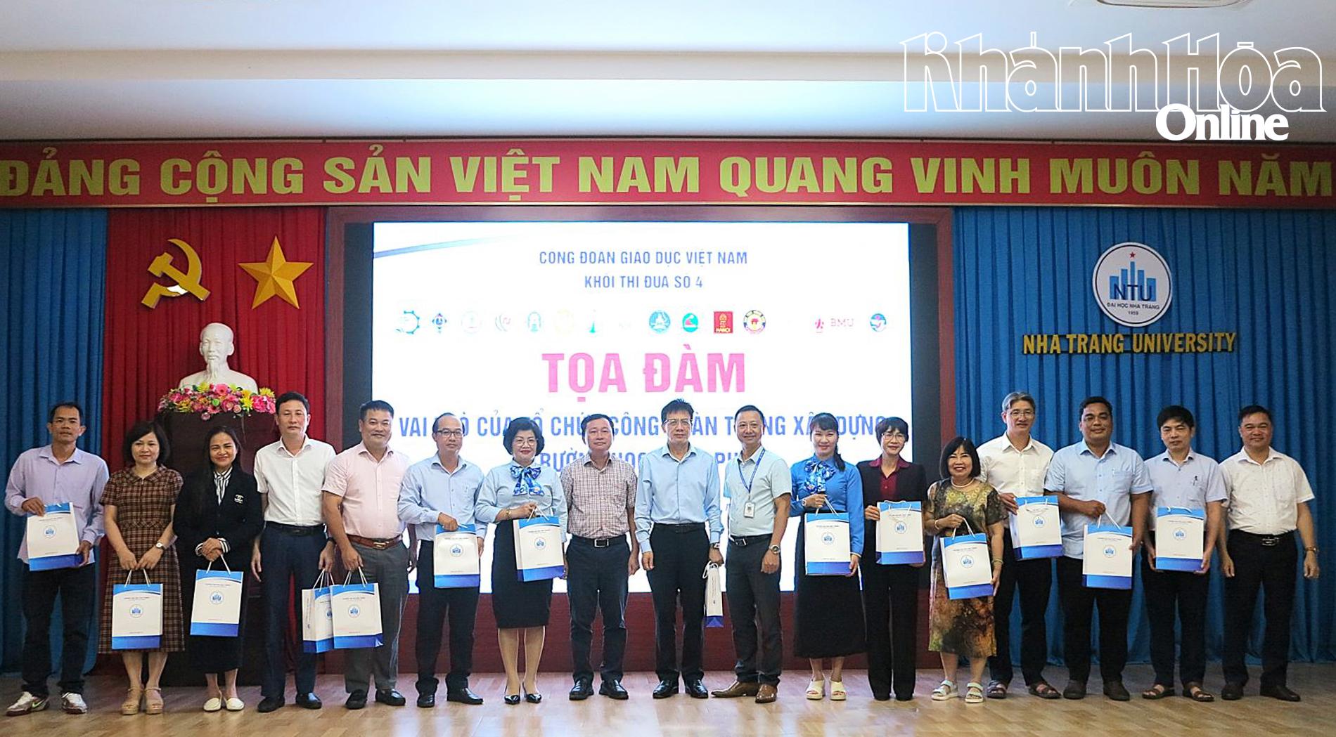 Đại diện Trường Đại học Nha Trang tặng quà cho các trường tham gia tọa đàm.
