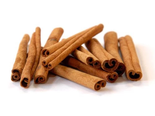 Quế chi trong nước ngâm chân làm ấm cơ thể, kích thích lưu thông máu.