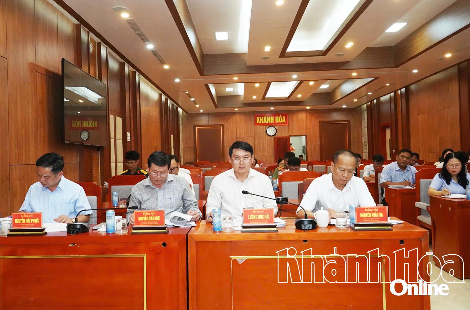 Các đại biểu dự họp.