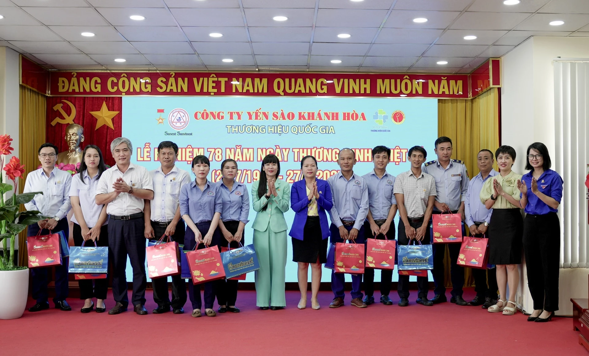 Lãnh đạo Công ty tặng quá cho các gia đình thương binh, liệt sĩ.