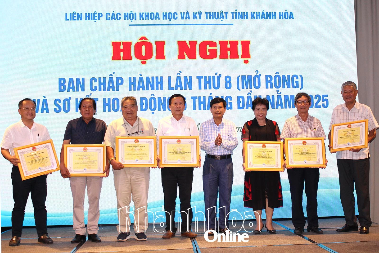 Trao bằng khen cho các cá nhân.

