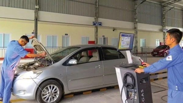 Chủ phương tiện cần thực hiện thủ tục đổi đăng ký sang tên chính chủ trước khi đưa xe đi đăng kiểm. Ảnh: Minh Hạnh