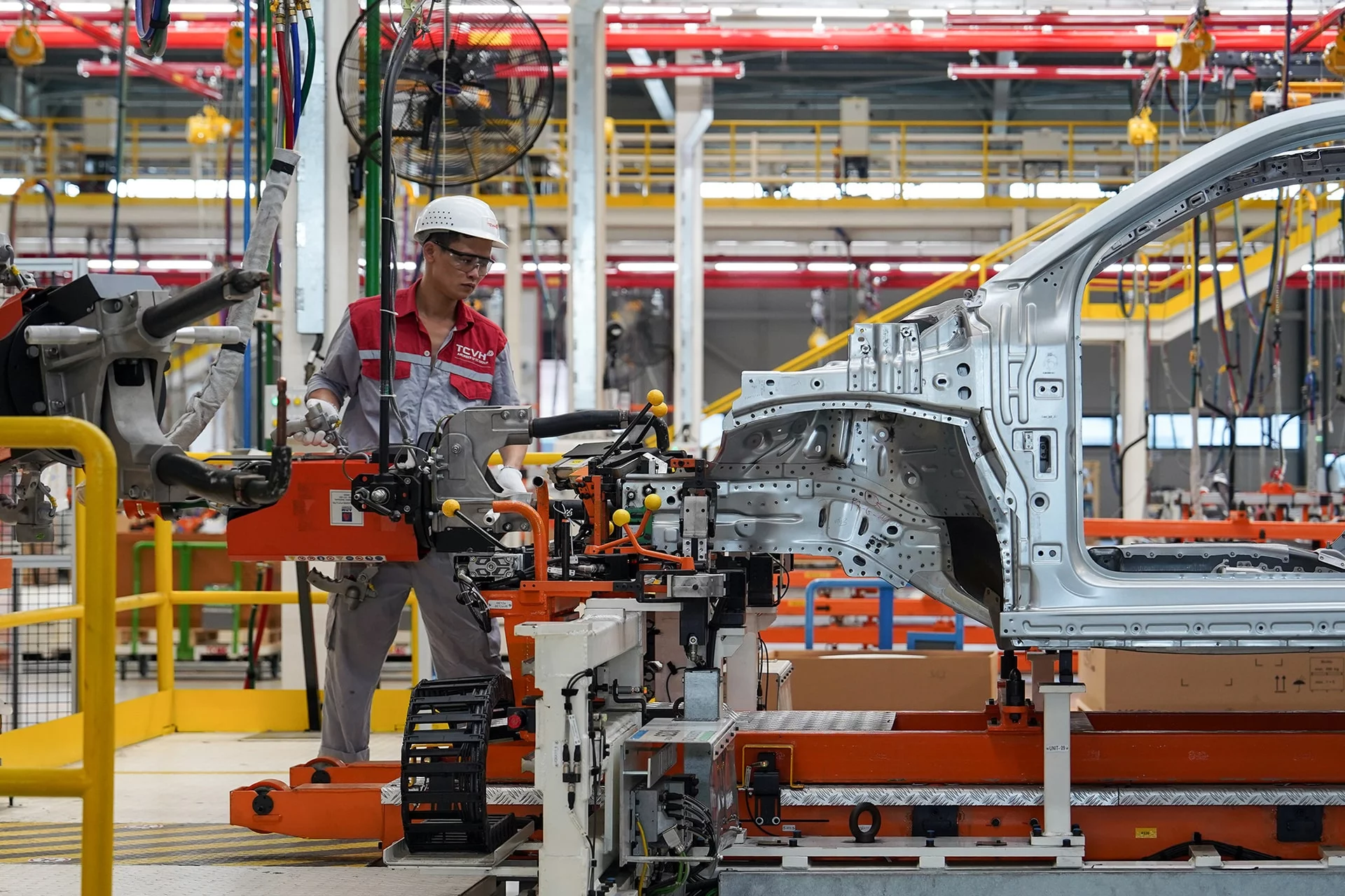 Lắp ráp xe Kushaq tại nhà máy ô tô Thành Công Việt Hưng (Quảng Ninh). Ảnh: Hoàng Linh