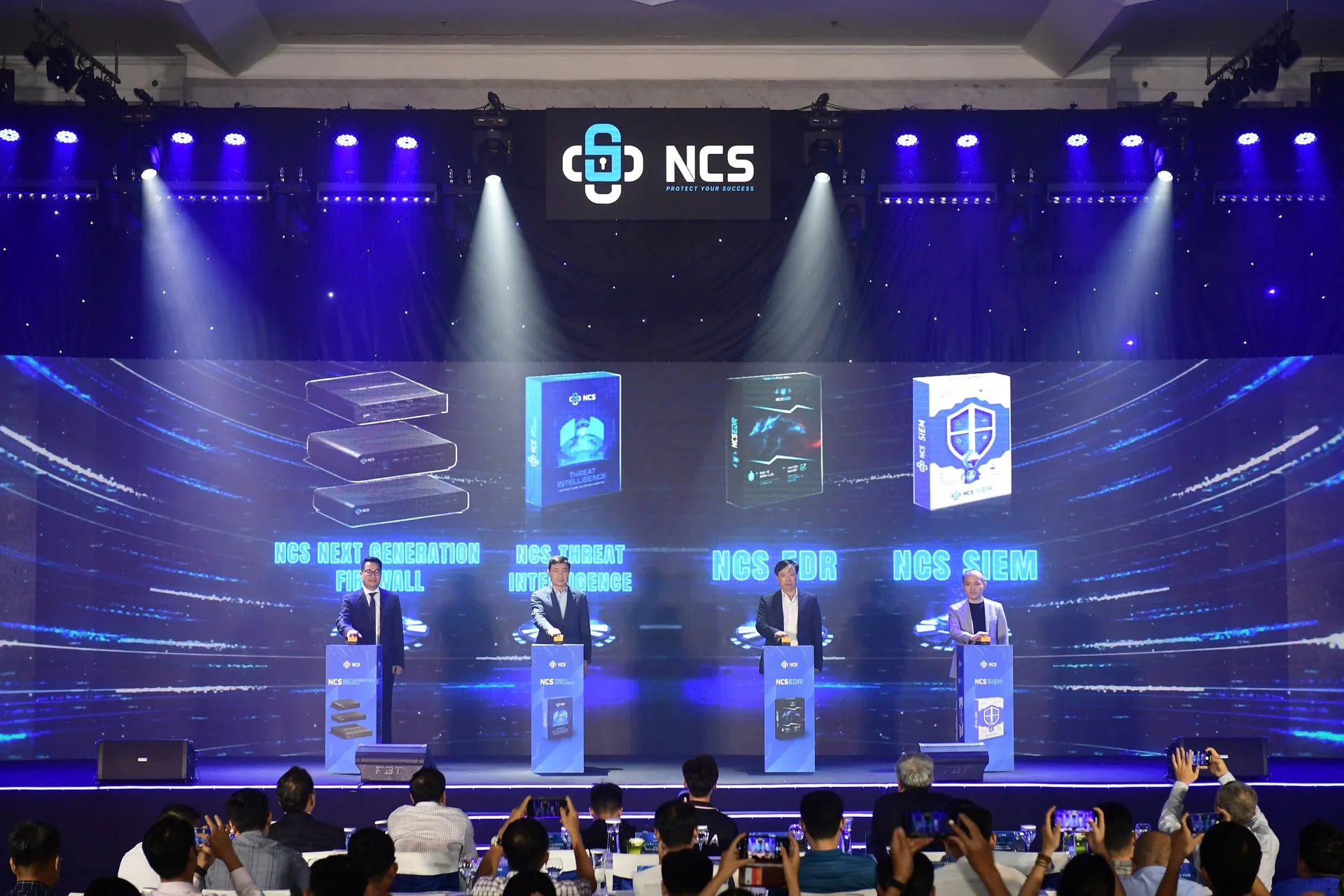 C ác đại biểu thực hiện nghi thức ra mắt hệ sinh thái sản phẩm an ninh mạng NCS. Ảnh: T.H