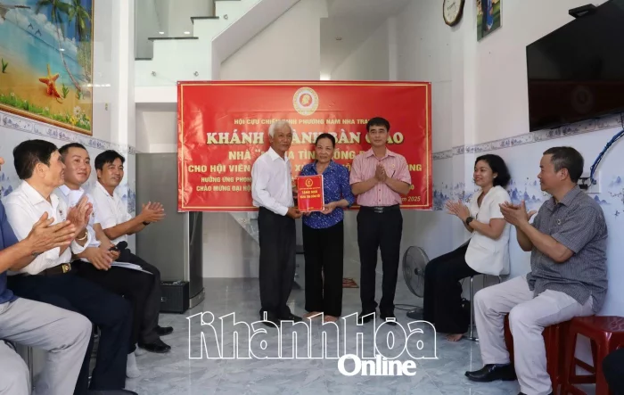 Hội Cựu chiến binh phường Nam Nha Trang bàn giao nhà "Nghĩa tình đồng đội"