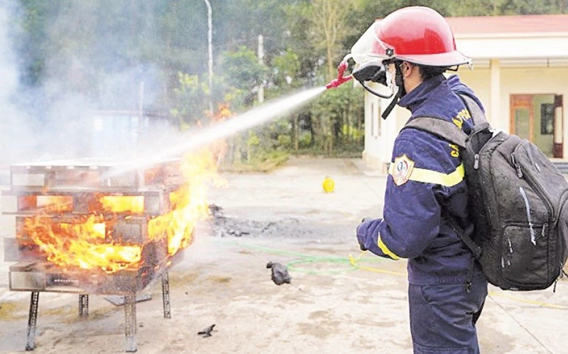 Phòng Cảnh sát Phòng cháy chữa cháy và Cứu hộ cứu nạn, Công an tỉnh Tuyên Quang thử nghiệm sản phẩm gel chữa cháy đa năng của Viện Hóa học. (Ảnh HÀ GIANG)