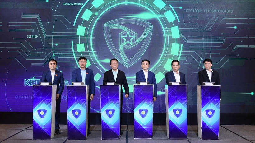 Đại tướng Lương Tam Quang cùng các đại biểu chuẩn bị nhấn nút chính thức ra mắt An ninh mạng Việt Nam. (Ảnh: Hiệp hội An ninh mạng quốc gia)