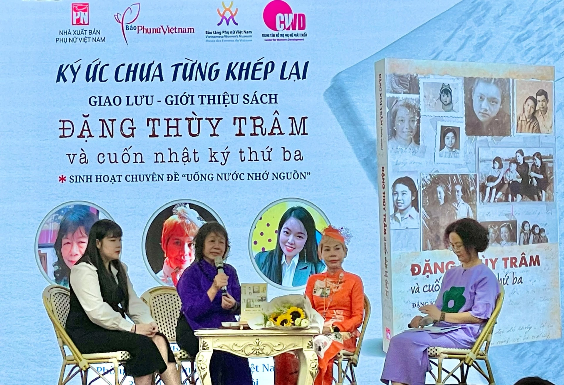 Giao lưu, giới thiệu sách Đặng Thùy Trâm và cuốn nhật ký thứ ba. Ảnh: Thụy Du