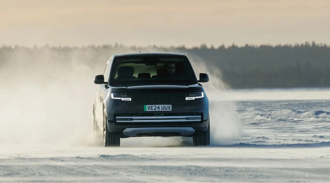 Range Rover thuần điện trên đường chạy thử. Ảnh: Land Rover.