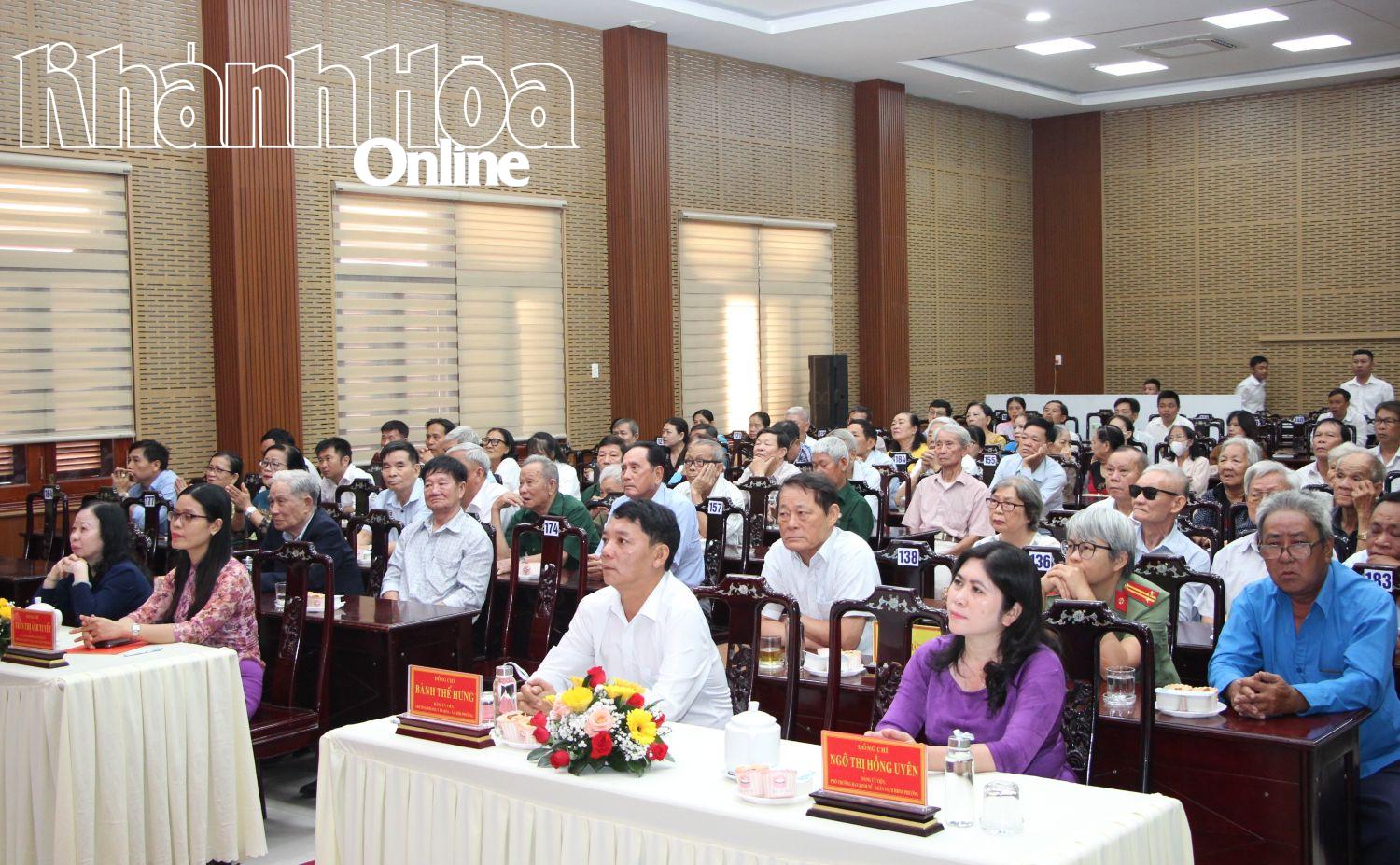 Quang cảnh buổi họp mặt.