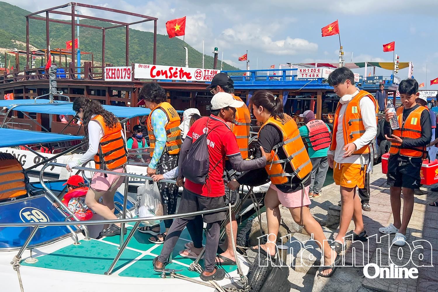 Những ngày hè, rất đông khách du lịch đi tour tham quan vịnh Nha Trang.