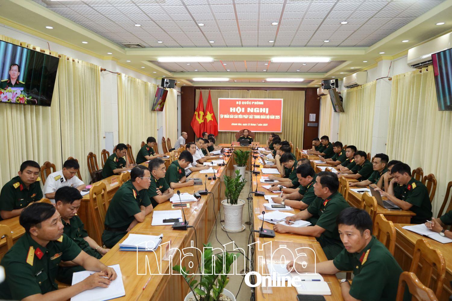 Quang cảnh hội nghị tại điểm cầu Bộ Chỉ huy Quân sự tỉnh Khánh Hòa.
