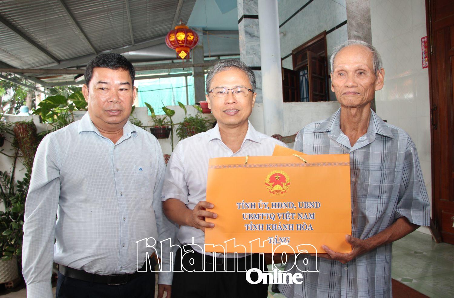 Phó Chủ tịch UBND tỉnh Trần Hòa Nam thăm hỏi, tặng quà tại gia đình ông Hoàng Đình Long.