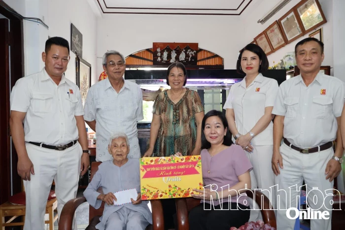 Ban Tuyên giáo và Dân vận Tỉnh ủy thăm, tặng quà mẹ Việt Nam anh hùng, gia đình chính sách ở phường Nha Trang