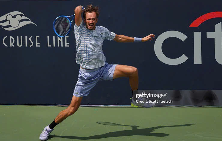 Ảnh :Medvedev đã phải rất vất vả mới vượt qua được Opelka