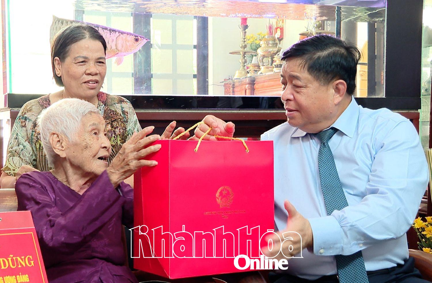 Phó Thủ tướng Nguyễn Chí Dũng thăm hỏi, tặng quà Bà mẹ Việt Nam Anh hùng Lê Thị Liên.
