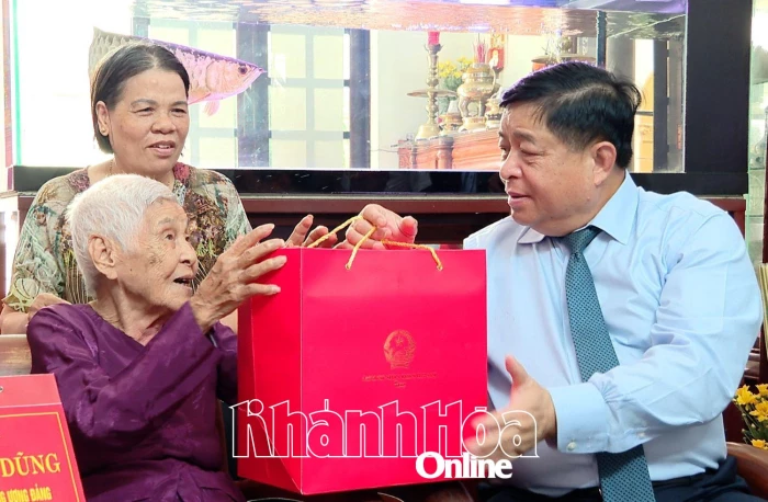 Phó Thủ tướng Chính phủ Nguyễn Chí Dũng thăm, tặng quà người có công với cách mạng tiêu biểu