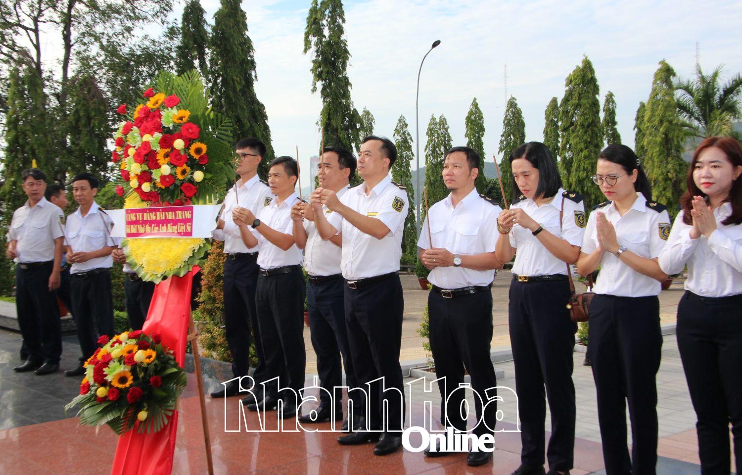 Cán bộ, công chức, viên chức Cảng vụ Hàng hải Nha Trang dâng hoa, dâng hương viếng các anh hùng liệt sĩ tại Nghĩa trang liệt sĩ Hòn Dung.