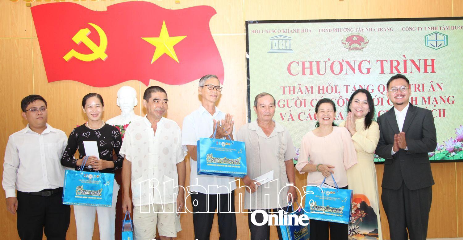 Đại diện Hội UNESCO tỉnh và Công ty TNHH Tâm Hương trao quà tri ân người có công với cách mạng phường Tây Nha Trang.
