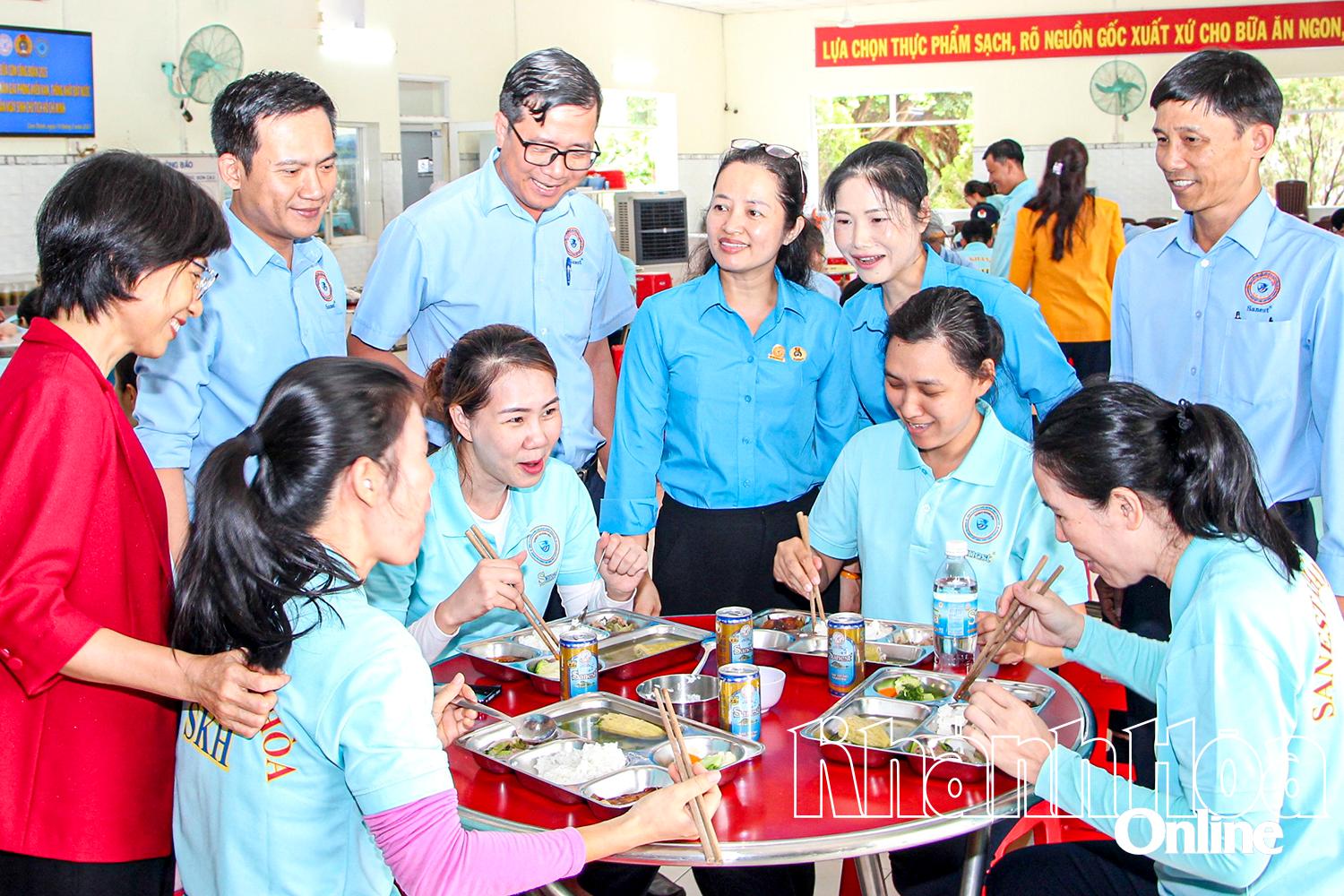 Công đoàn cơ sở Công ty TNHH Nhà nước Một thành viên Yến sào Khánh Hòa 
phối hợp tổ chức bữa cơm công đoàn dành cho công nhân vào dịp 
Tháng Công nhân năm 2025.
