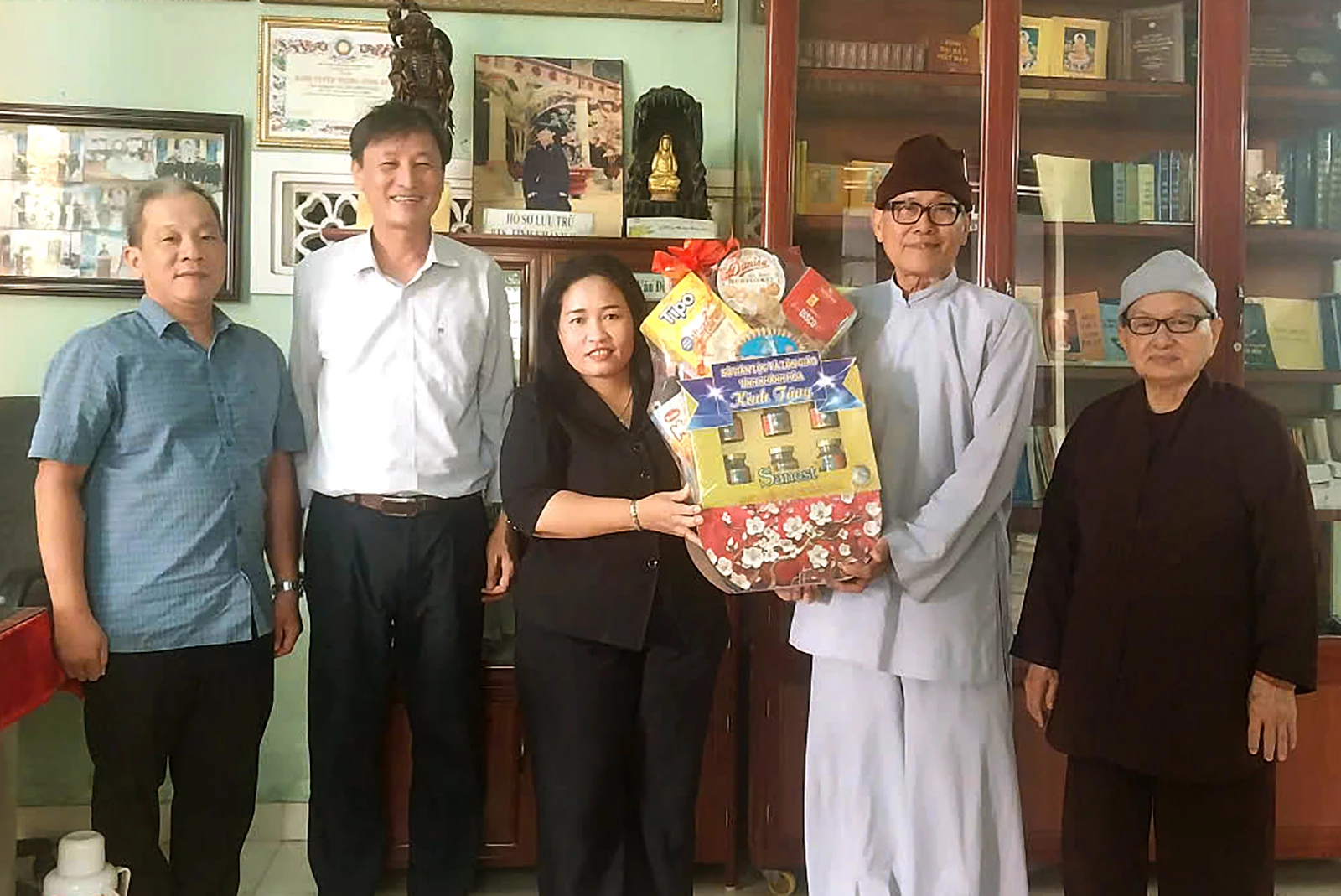 Lãnh đạo Sở Dân tộc và Tôn giáo thăm Ban Trị sự Phật giáo Hòa Hảo xã Ninh Ích.