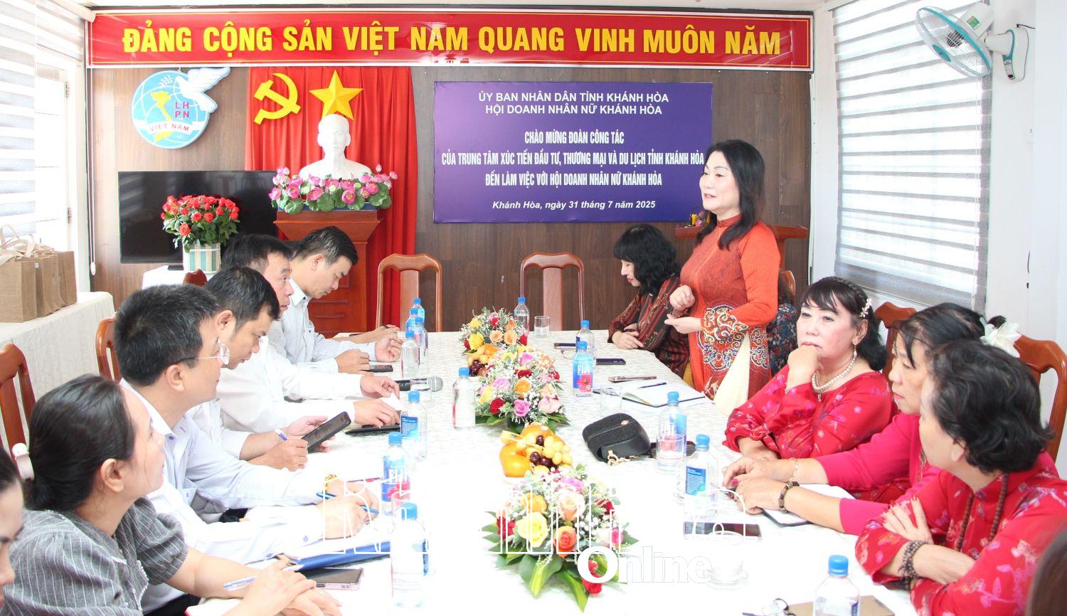 Đại diện Hội Doanh nhân nữ tỉnh nêu các ý kiến, kiến nghị tại buổi làm việc.