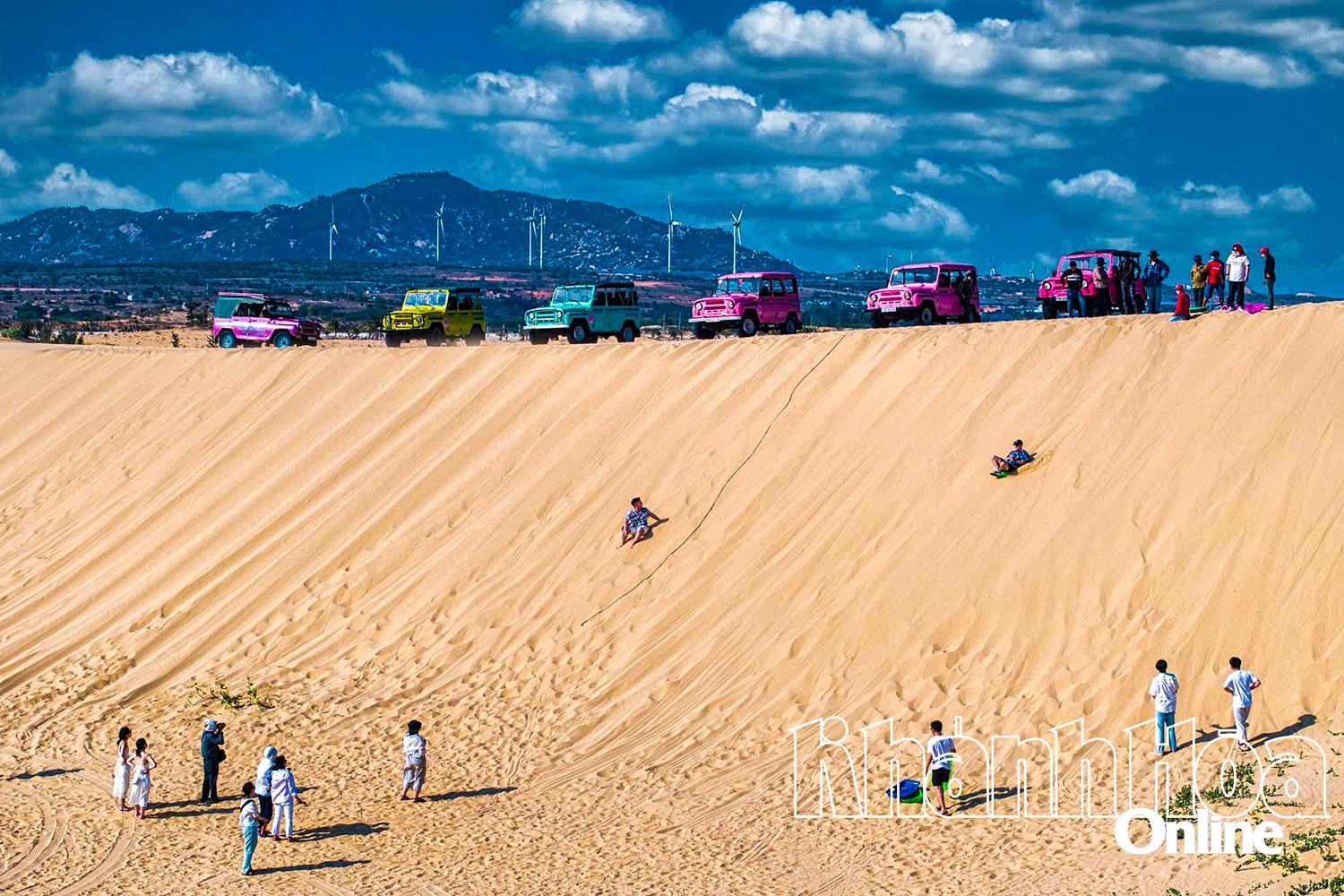 Tourists visit and experience Mui Dinh sand hill. Photo: THAI HUY
