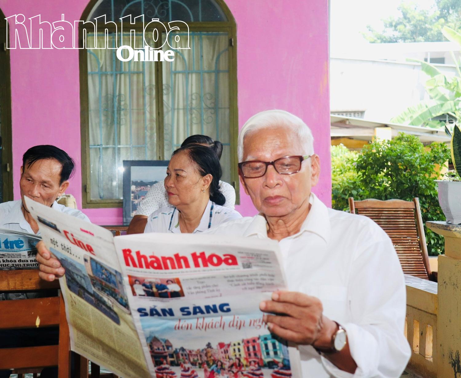 Một cán bộ hưu trí đọc Báo Khánh Hòa tại Khu tưởng niệm Chủ tịch Hồ Chí Minh của gia đình ông Bùi Xuân Phước, phường Nam Nha Trang.