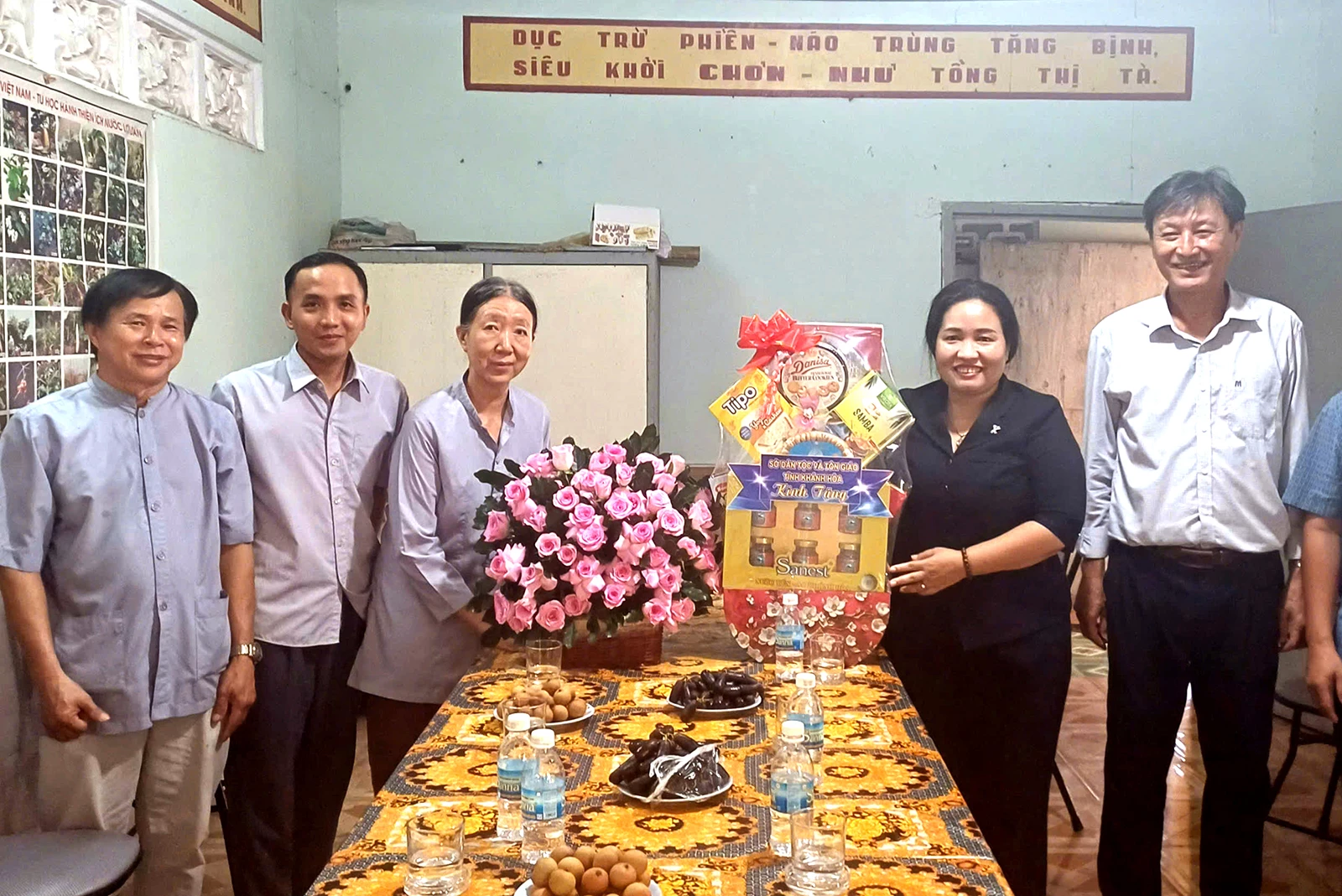 Lãnh đạo Sở Dân tộc và Tôn giáo thăm Ban Trị sự Chi hội Hưng Sơn tự.