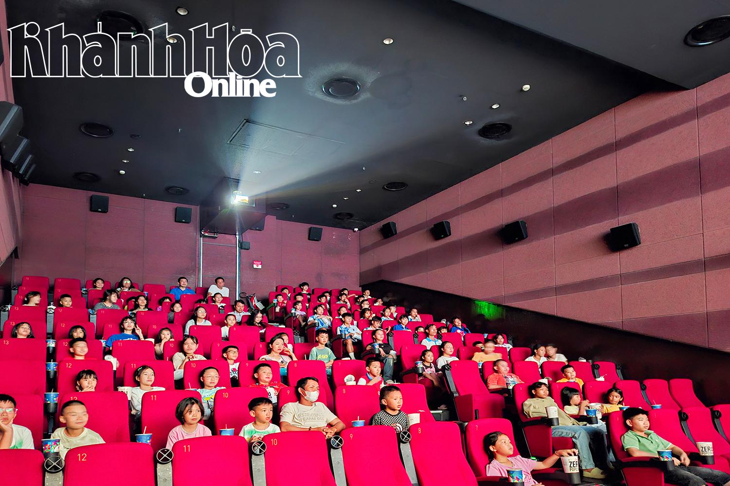 Các em nhỏ xem phim tại rạp Lotte Cinema Nha Trang Trần Phú.
