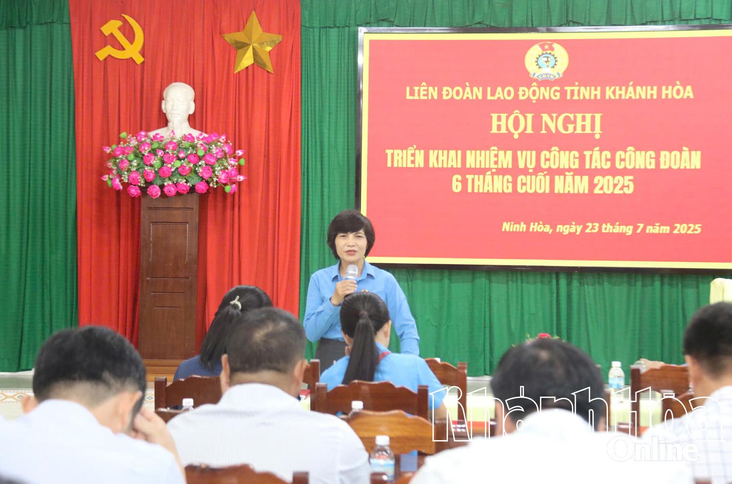 Lãnh đạo Liên đoàn Lao động tỉnh phát biểu tại hội nghị tổ chức ở phường Ninh Hòa.
