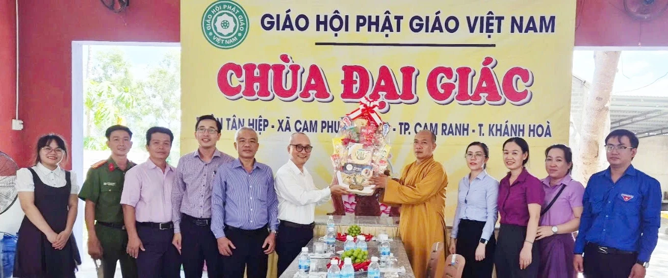Đoàn công tác phường Ba Ngòi đến thăm chùa Đại Giác.