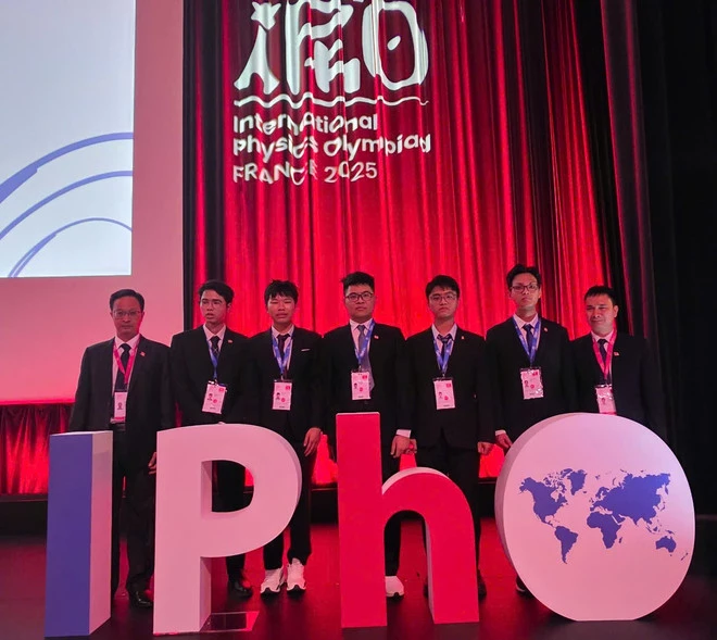 Đội tuyển IPhO 2025 (từ trái sang phải): Phó giáo sư, Tiến sỹ Đặng Đức Vượng, Phó Trưởng đoàn cùng các em học sinh Nguyễn Công Vinh, Nguyễn Thế Quân, Trương Đức Dũng, Lý Bá Khôi, Trần Lê Thiện Nhân và Phó giáo sư, Tiến sỹ Đỗ Danh Bích, Trưởng đoàn.