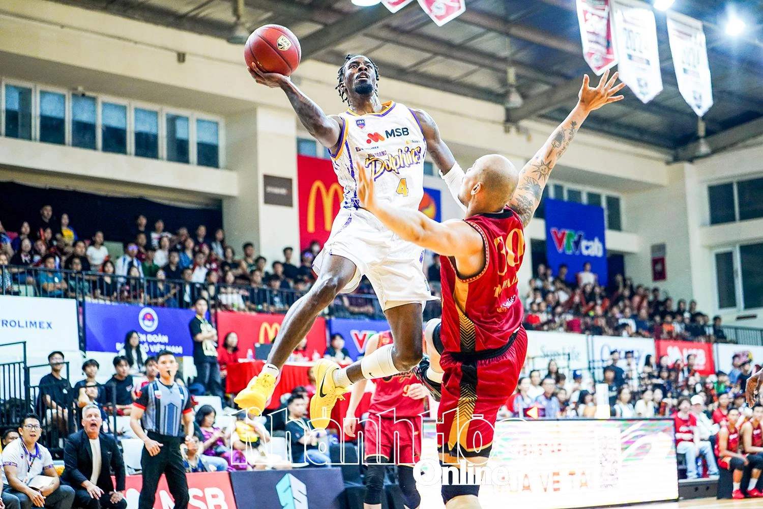 Nha Trang Dolphins player Jaylyn Richardson (left) in a match against Saigon Heat

