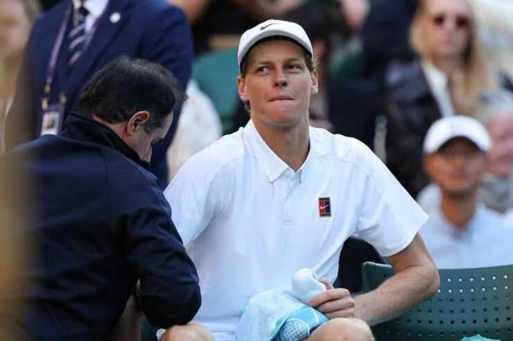 Tay vợt số một thế giới Sinner bị chấn thương tay nguy cơ bỏ lỡ cuộc đại chiến với Djokovic