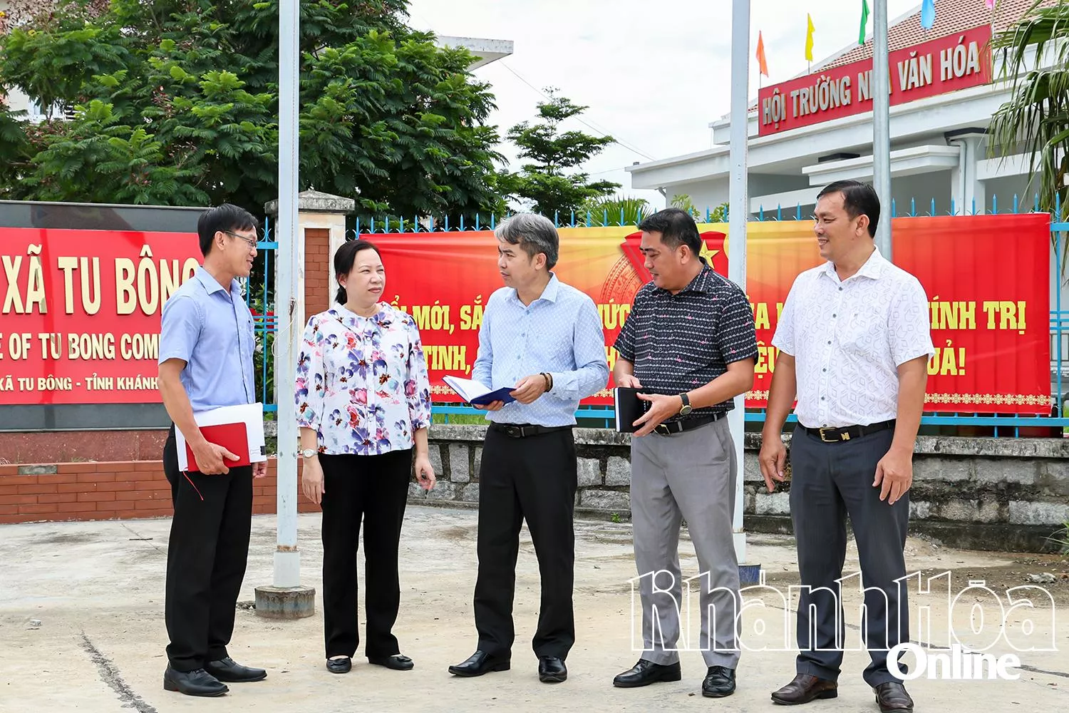 Ông 
Nguyễn Văn Hiền - Bí thư Đảng ủy, 
Chủ tịch HĐND 
xã Tu Bông 
trao đổi, nắm bắt tình hình 
với cán bộ xã.
