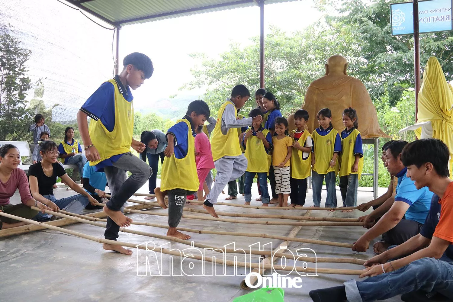 Nhóm tổ chức các hoạt động vui chơi cho các em.