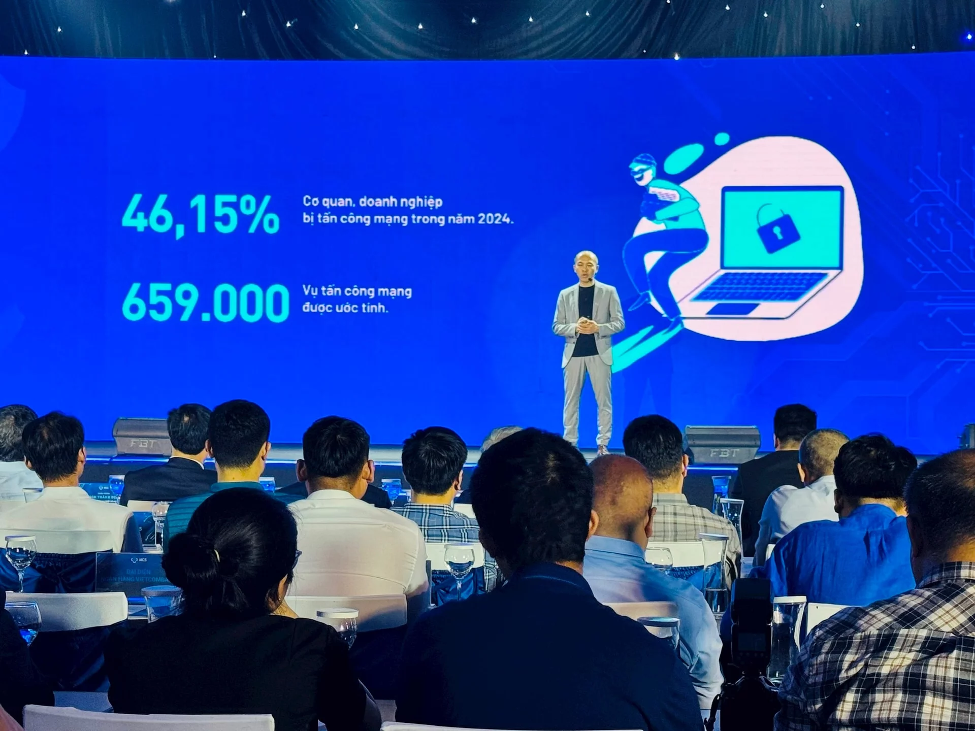 Giám đốc công nghệ Vũ Ngọc Sơn thuyết trình về các tính năng của hệ sinh thái an ninh mạng NCS. Ảnh: T.H