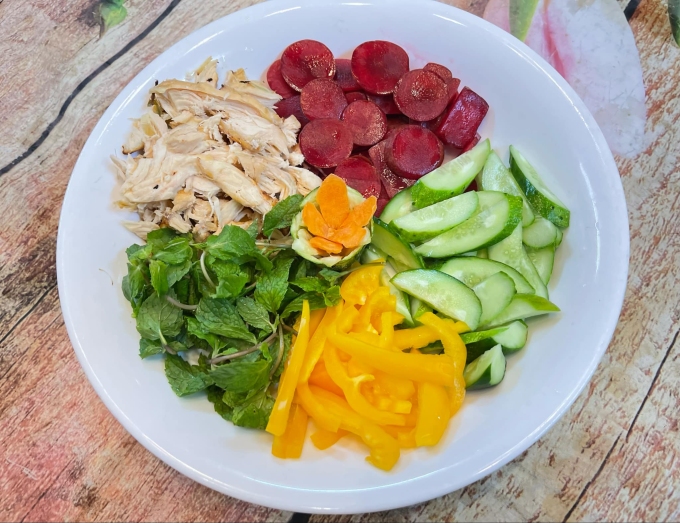 Gỏi mận gà xé hạt điều xốt chua ngọt