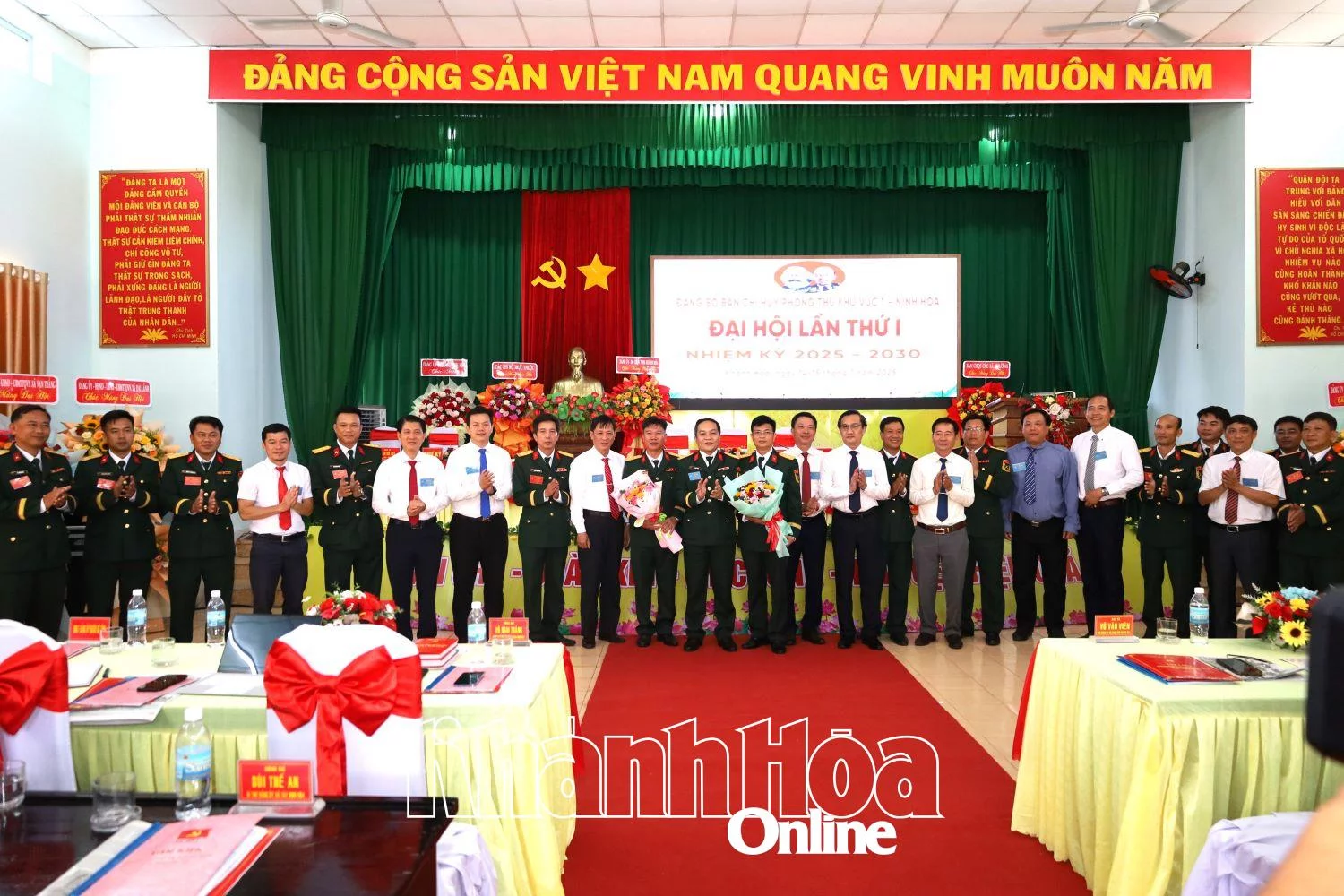 Lãnh đạo Bộ Chỉ huy Quân sự tỉnh tặng hoa chúc mừng Ban Chấp hành Đảng bộ nhiệm kỳ mới.