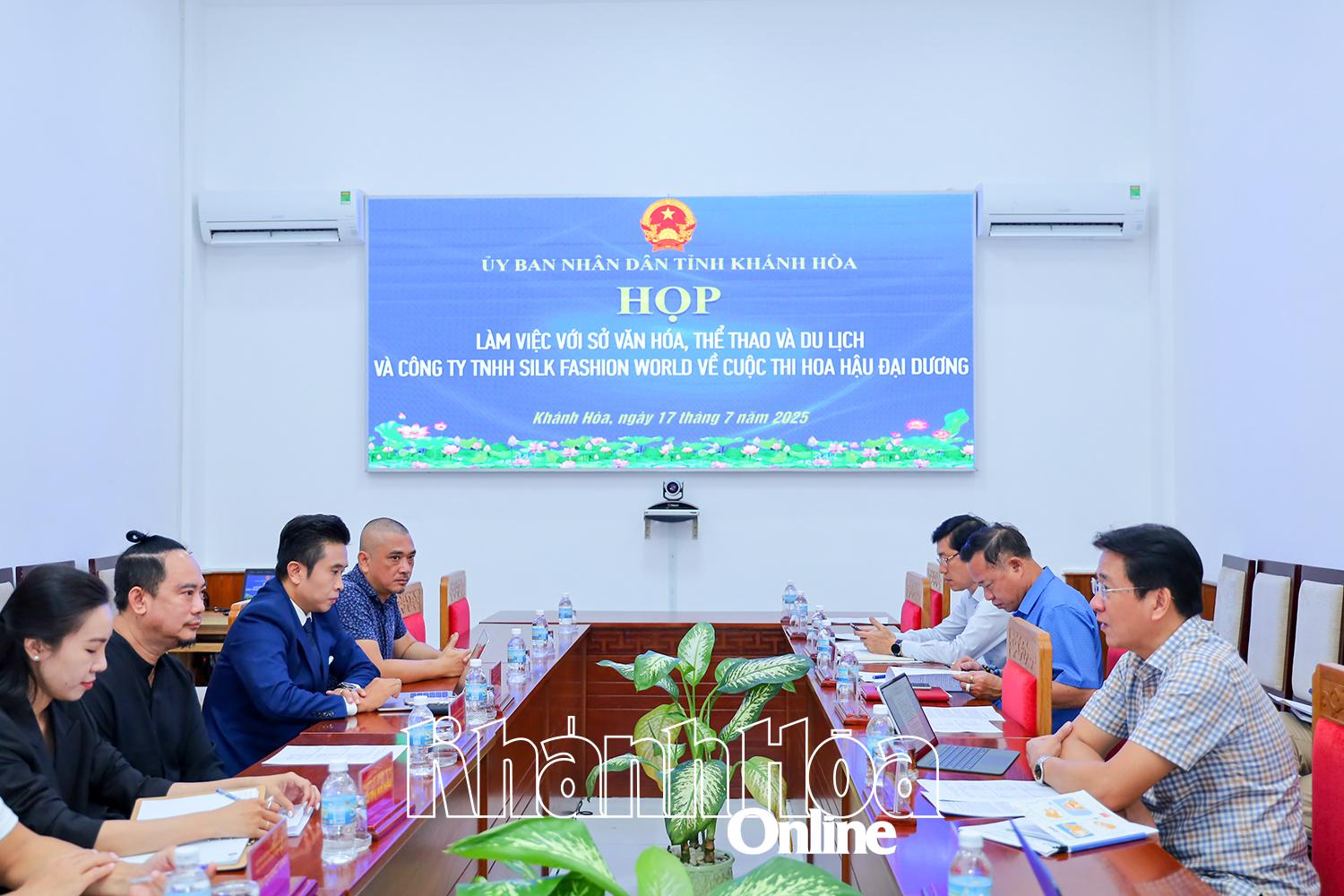 Deputy Chairman of Khanh Hoa Provincial Peoples Committee Nguyen Long Bien speaking at the meeting

