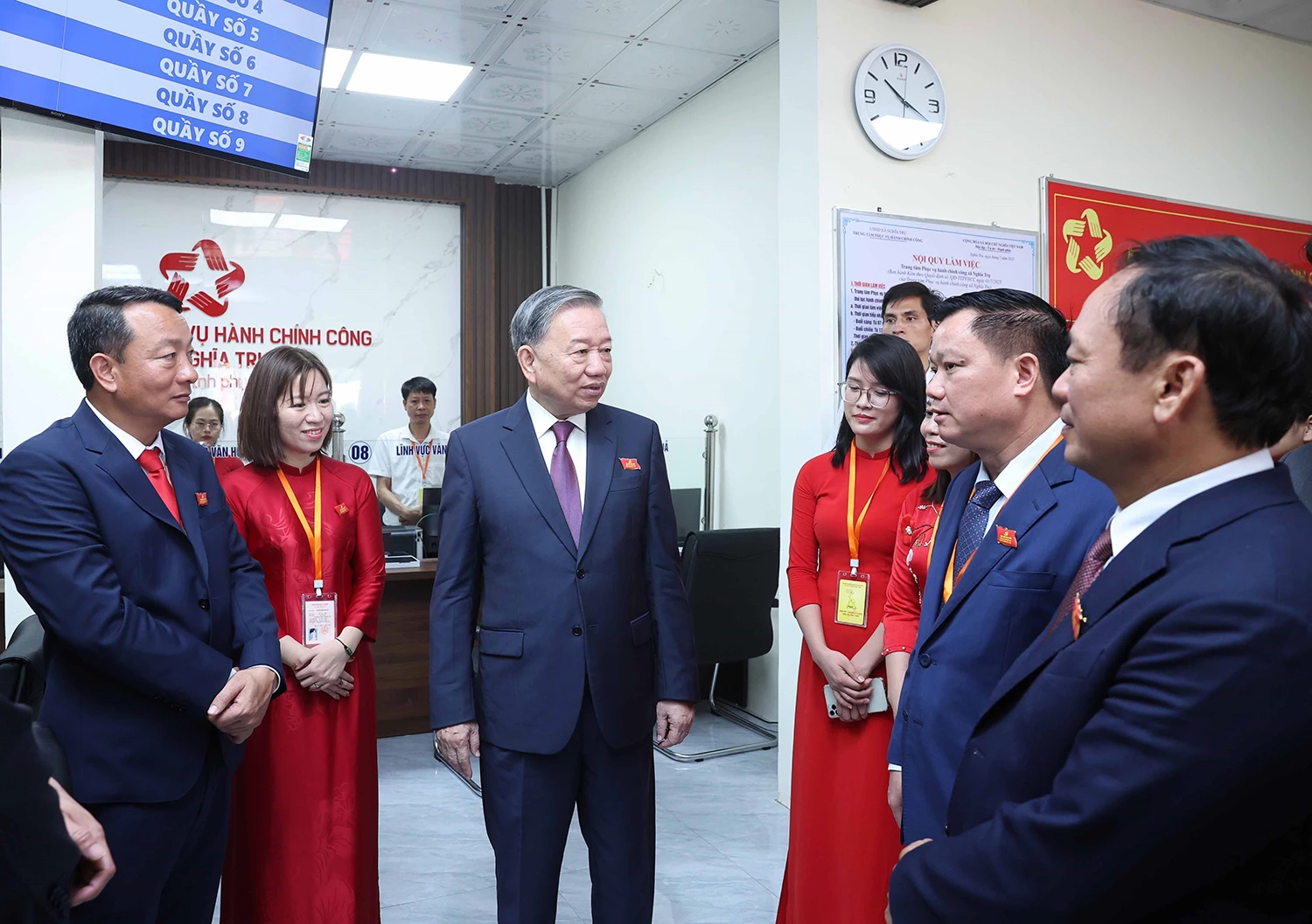 Tổng Bí thư Tô Lâm thăm, kiểm tra hoạt động của Trung tâm Phục vụ hành chính công xã Nghĩa Trụ, tỉnh Hưng Yên, ngày 14-7-2024_Ảnh: TTXVN

