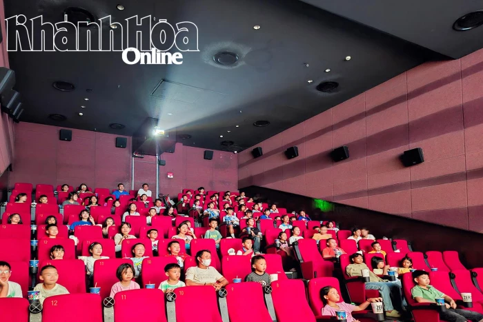 Free movie screening at Lotte Cinema for nearly 200 children 