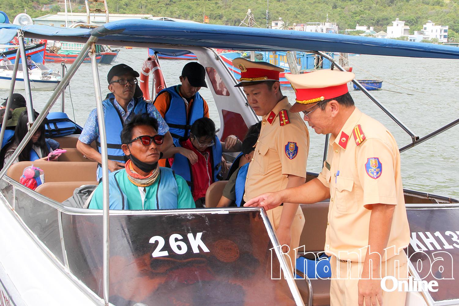 Cảnh sát giao thông đường thủy kiểm tra một ca nô trước khi xuất bến.