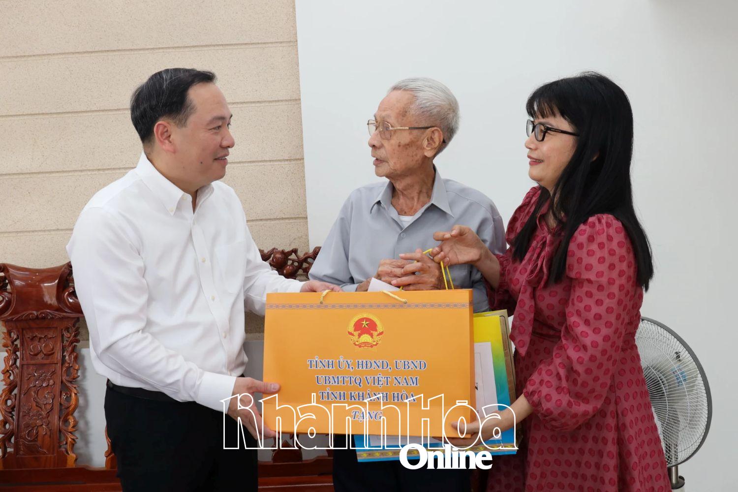 Phó Bí thư Tỉnh ủy Hồ Xuân Trường tặng quà cho ông Võ Mùi.