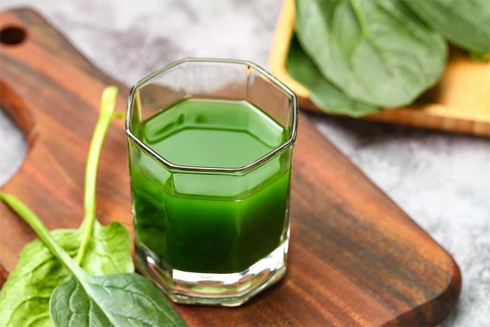 Sử dụng nước ép rau chân vịt để tạo màu xanh cho cơm rang. (Ảnh: Sohu)