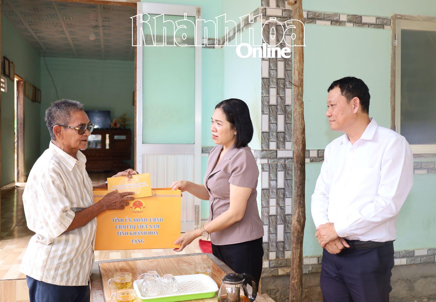 Bà Trần Thu Mai tặng quà cho ông Lê Văn Đấy.