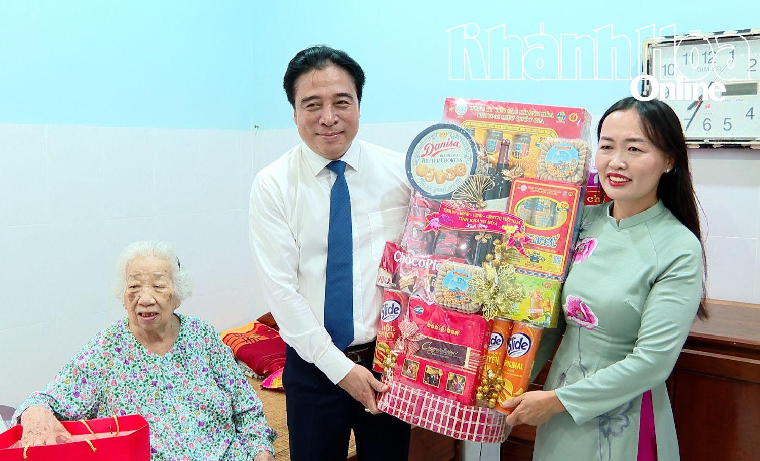 Phó Bí thư Thường trực Tỉnh ủy, Chủ tịch HĐND tỉnh Nguyễn Khắc Toàn tặng quà cho Trung tâm Điều dưỡng và Chăm sóc người có công tỉnh.