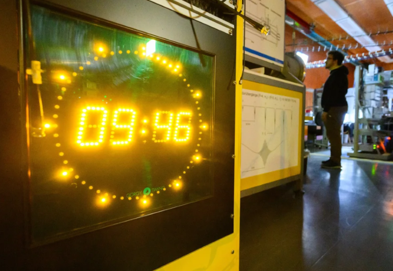 Một chiếc đồng hồ nguyên tử trong phòng thí nghiệm thời gian của Viện Vật lý Kỹ thuật Liên bang Đức (PTB) ở Đức. Ảnh: DPA/Getty Images