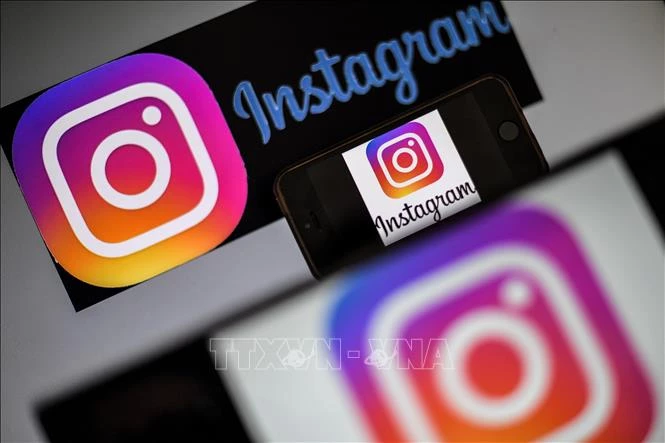Ứng dụng Instagram được cài trên màn hình điện thoại. Ảnh: AFP/TTXVN